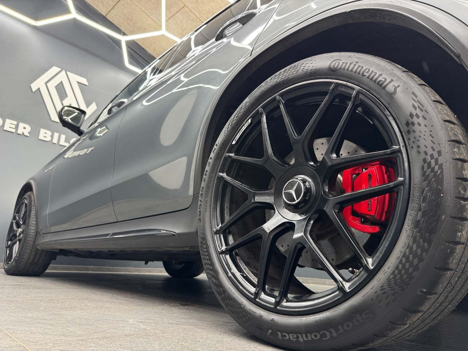 Grå Mercedes GLC63 fra 2018