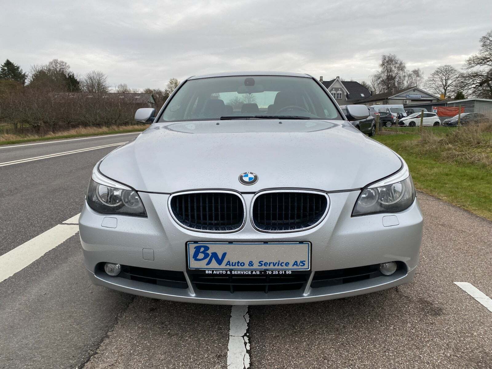 Sølv BMW 530i fra 2003