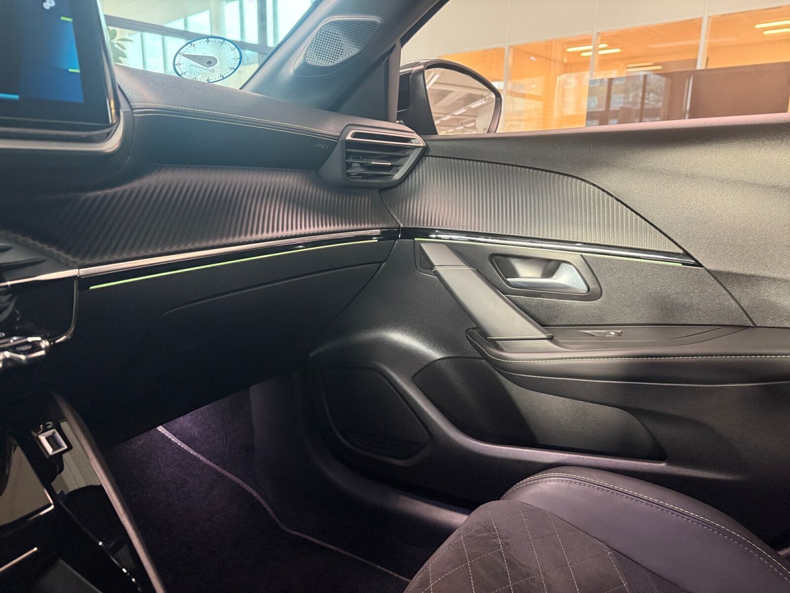 Blå Peugeot e-208 fra 2022