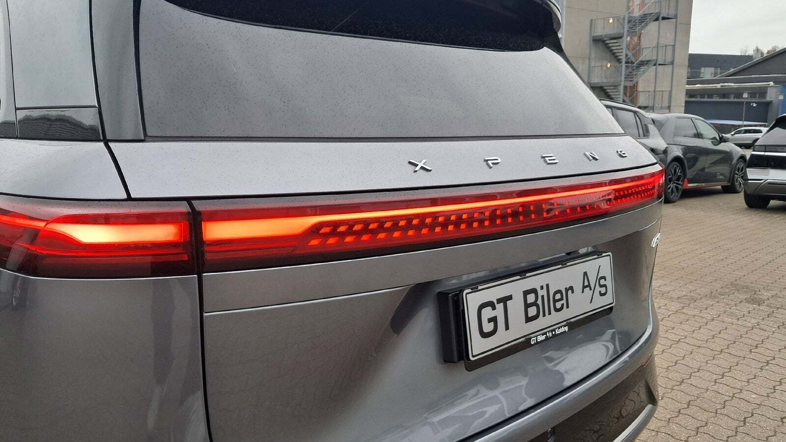 Grå Xpeng G9 fra 2024