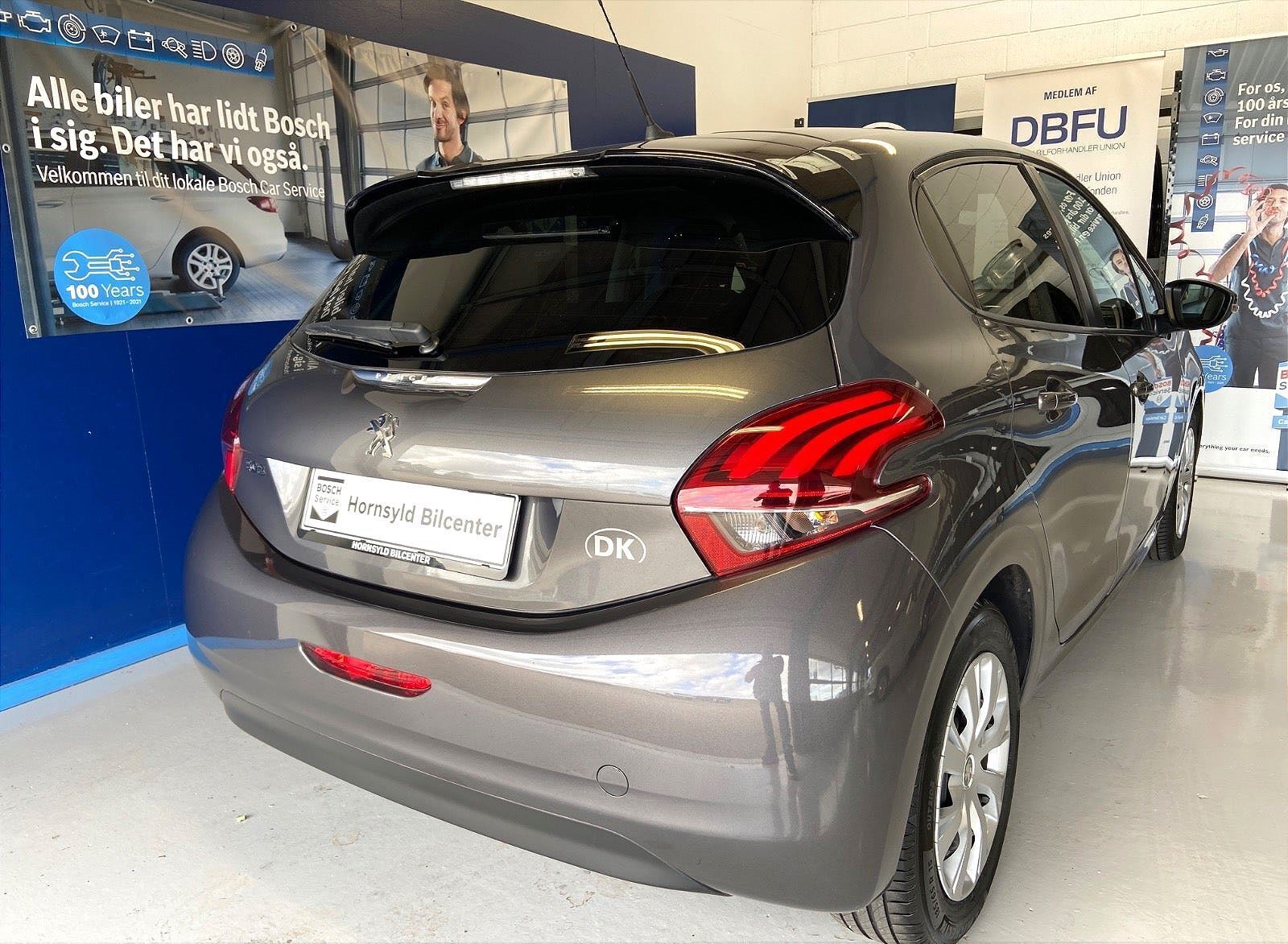 Grå Peugeot 208 fra 2019