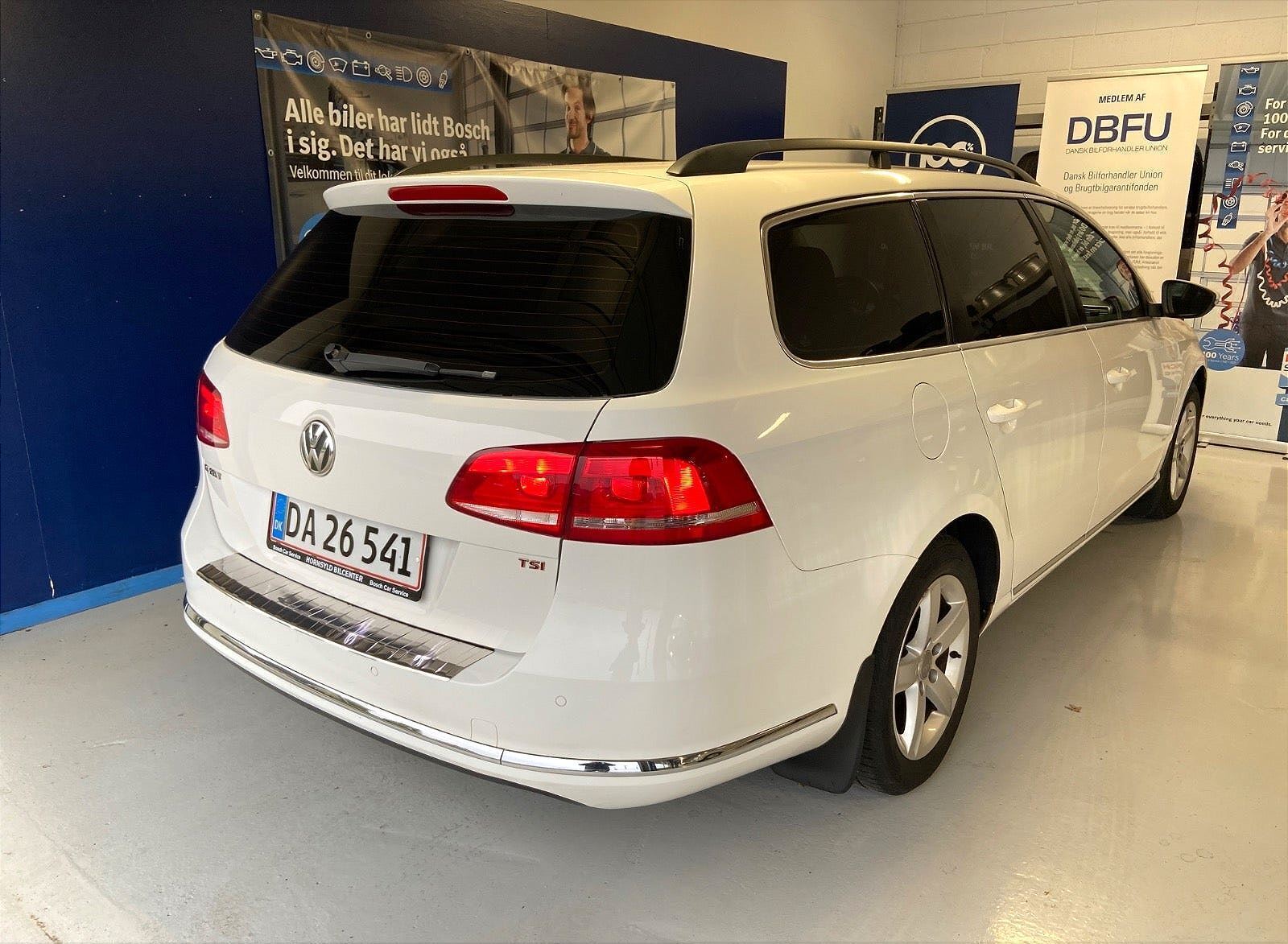 Hvid VW Passat fra 2013