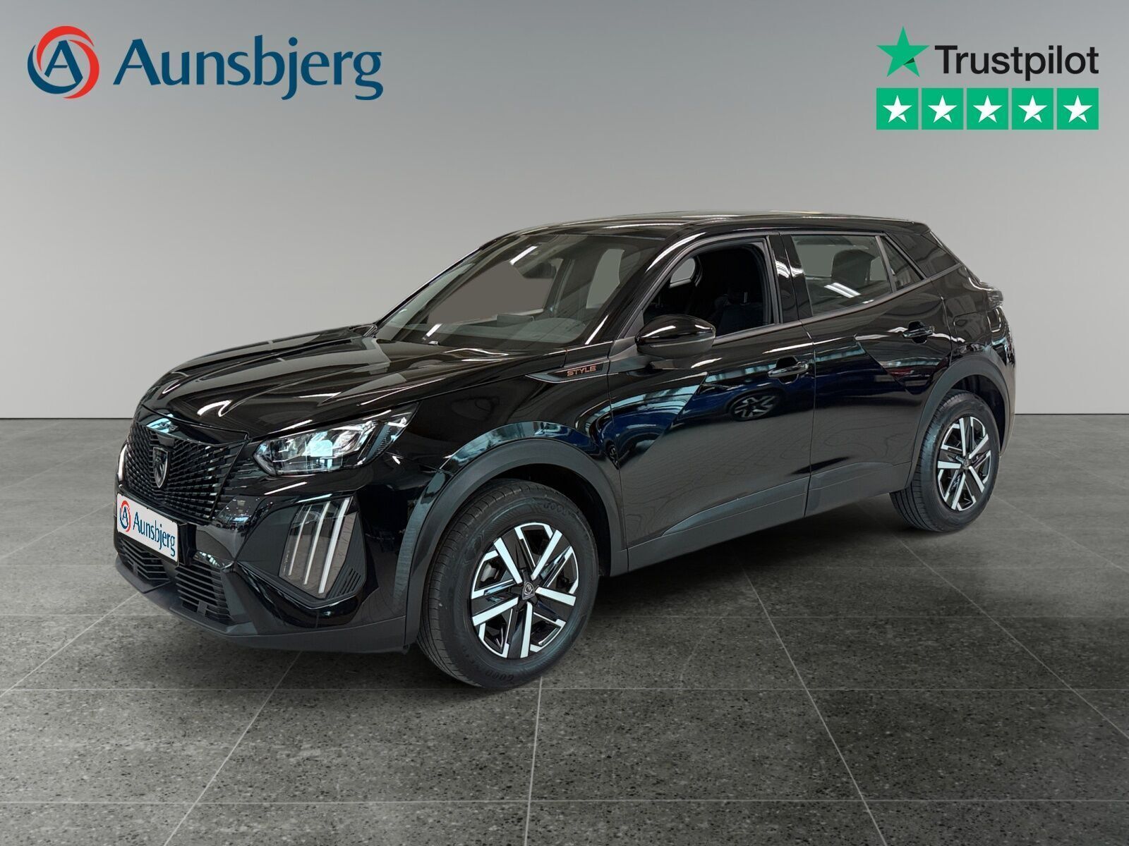 Sort Peugeot e-2008 fra 2025 set udefra