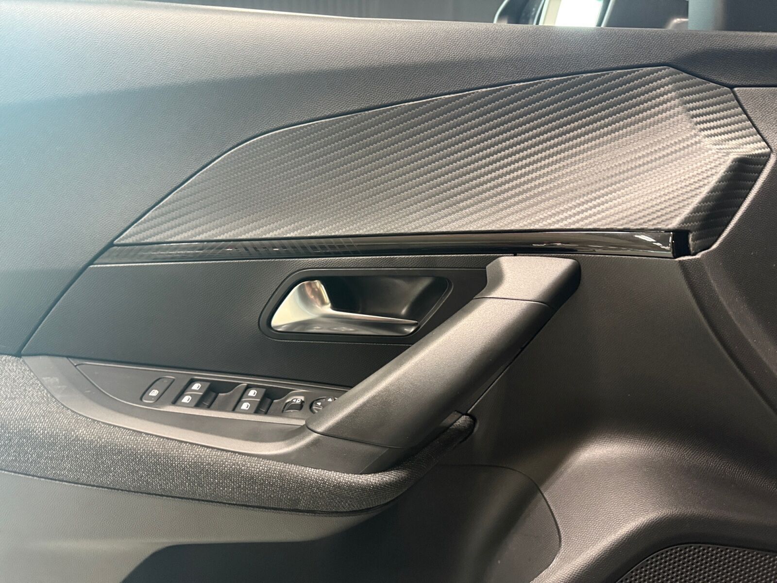 Sort Peugeot e-2008 fra 2025