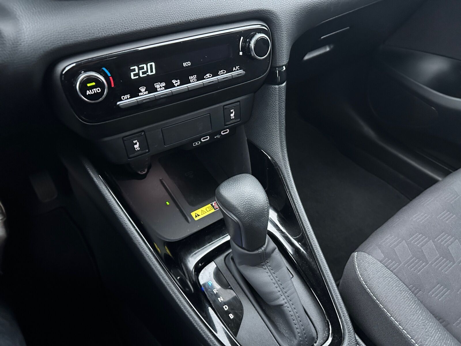 Bronze Toyota Yaris fra 2024