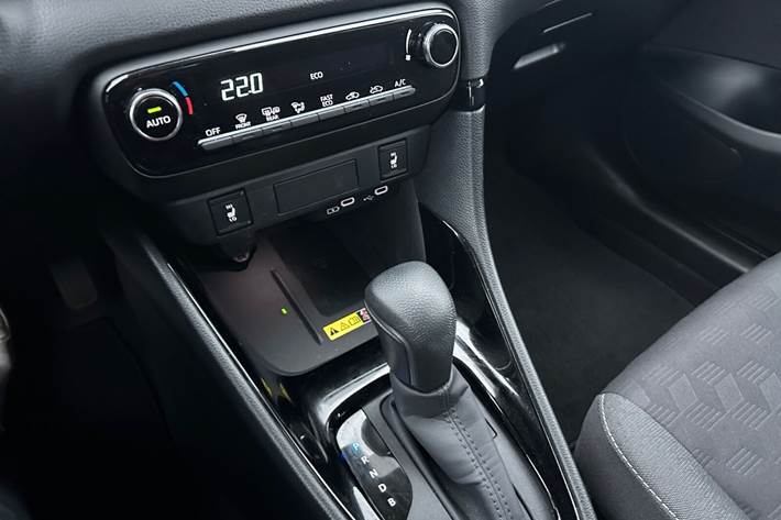 Bronze Toyota Yaris fra 2024