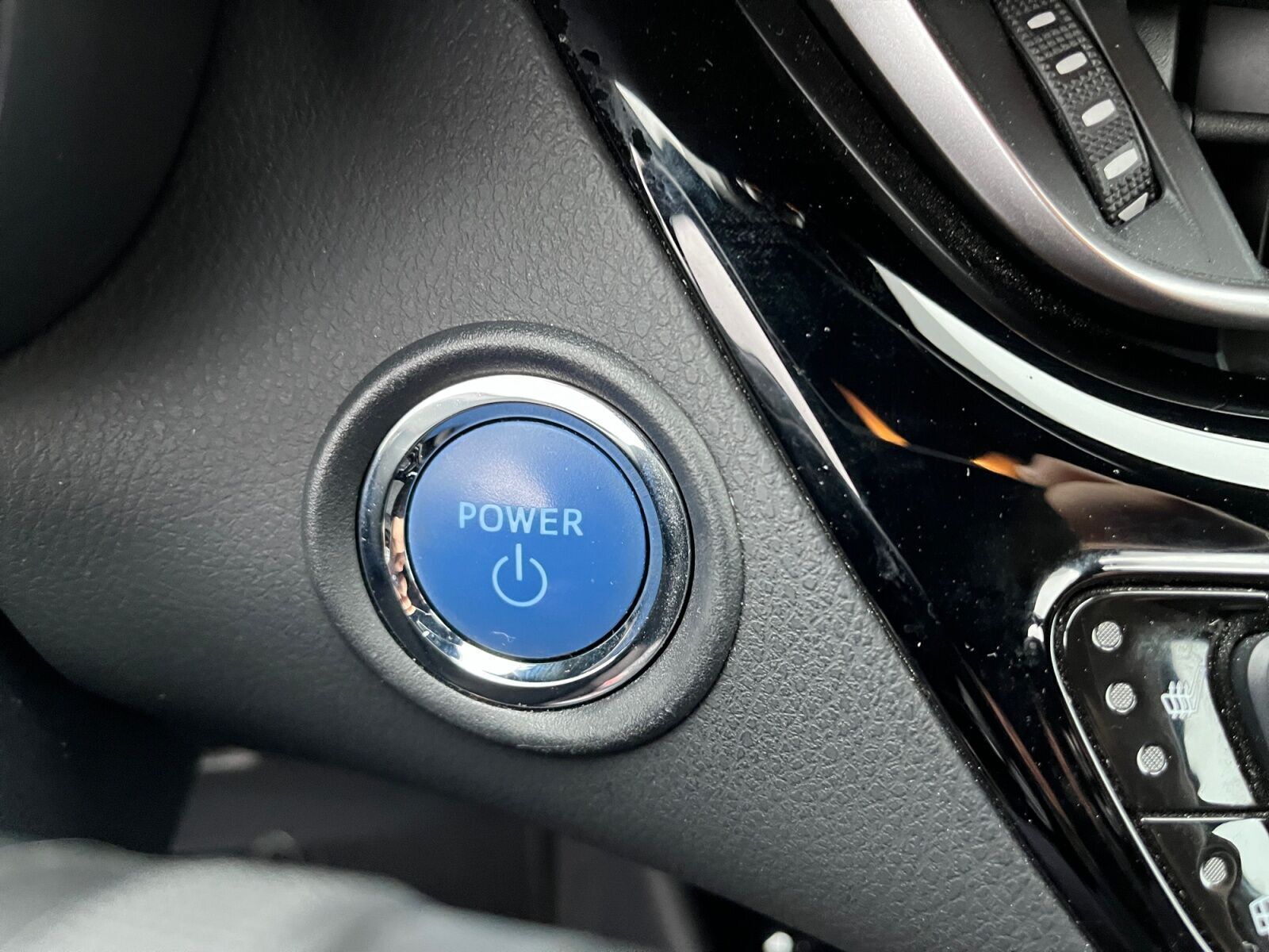 Grå Toyota C-HR fra 2020