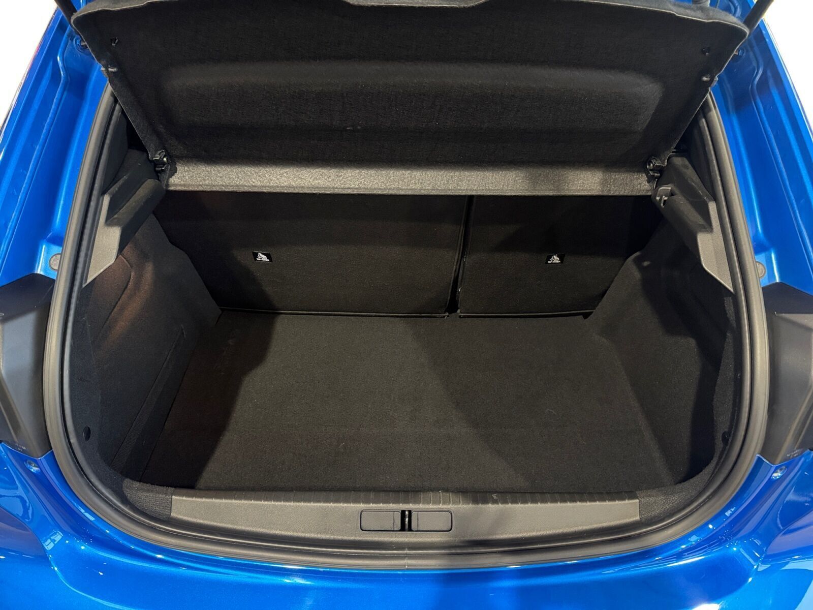 Blå Peugeot e-208 fra 2021