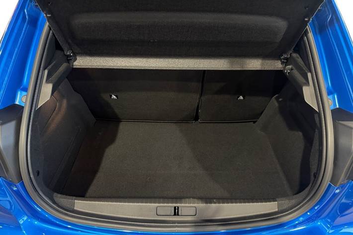 Blå Peugeot e-208 fra 2021