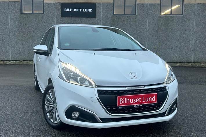 Hvid Peugeot 208 fra 2016 set udefra