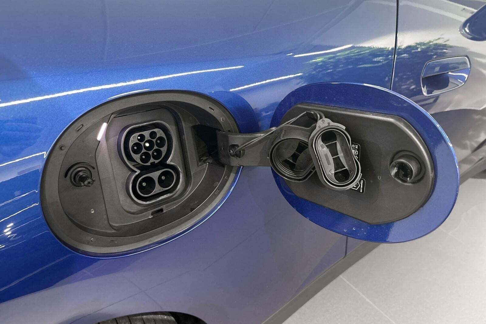 Blå Mini Cooper E fra 2024