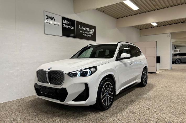 Hvid BMW iX1 fra 2025 set udefra