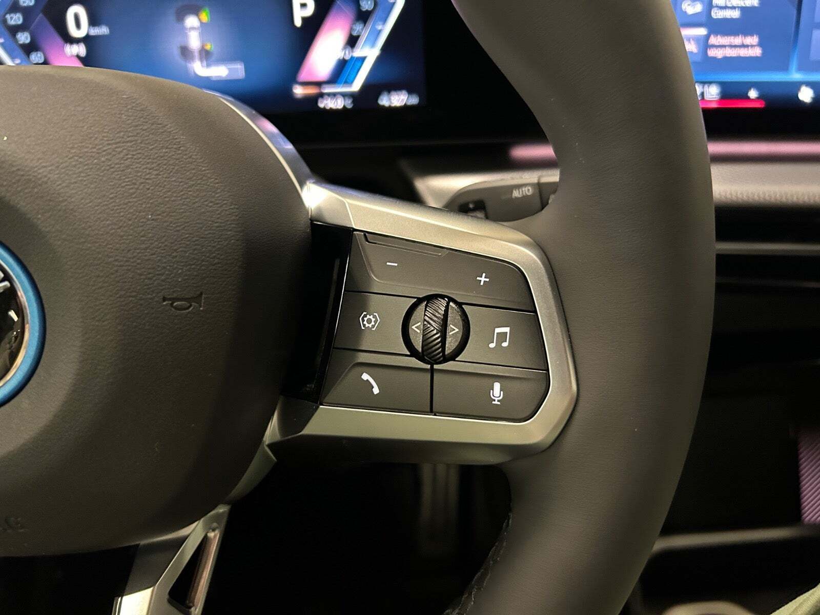 Hvid BMW iX1 fra 2025