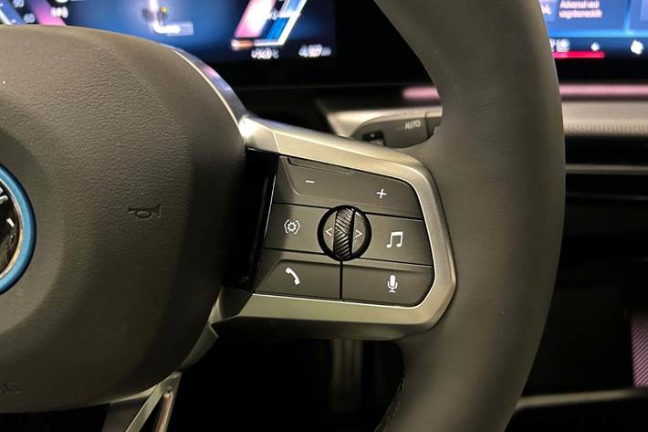 Hvid BMW iX1 fra 2025