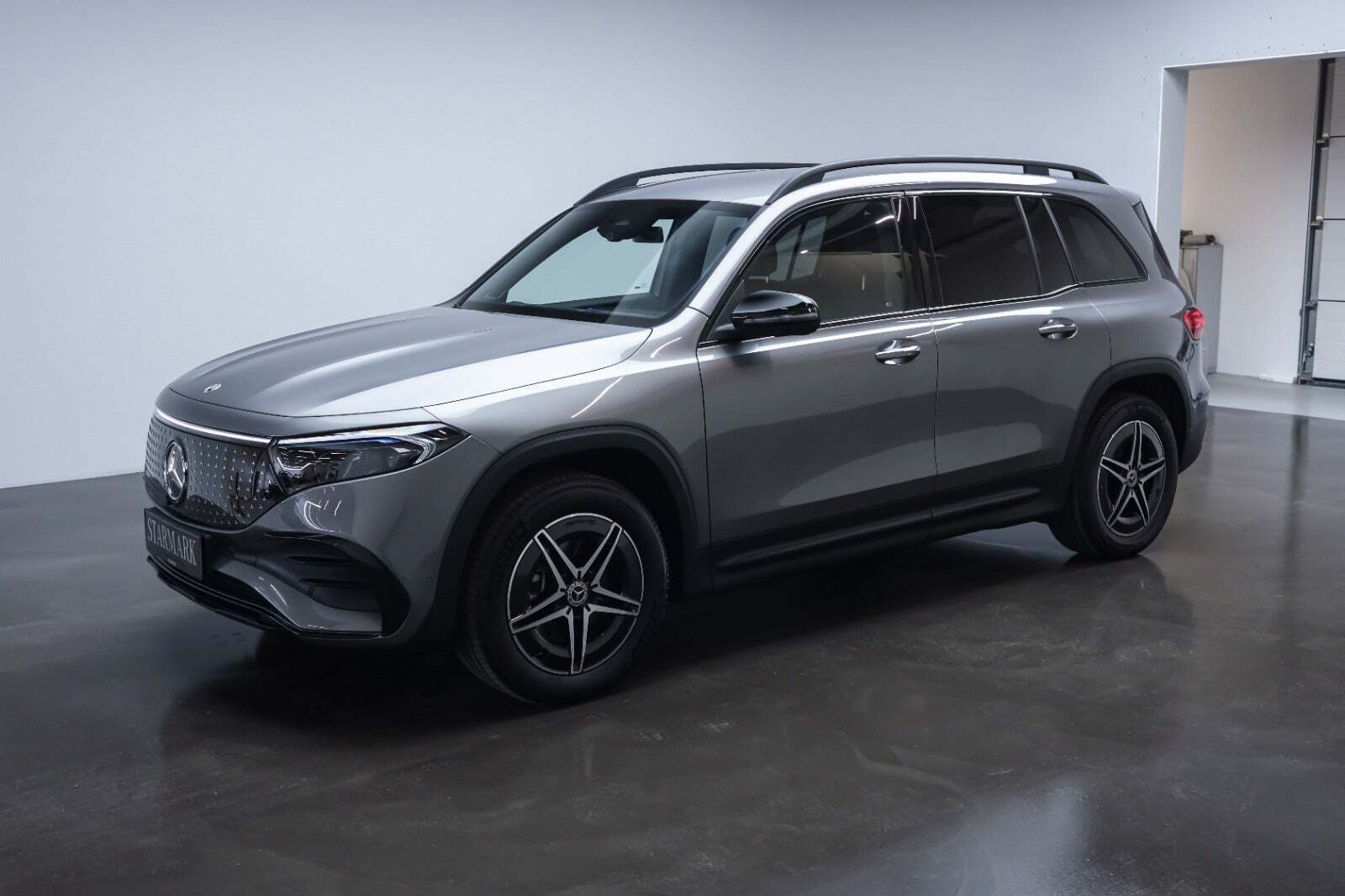 Grå Mercedes EQB250+ fra 2025