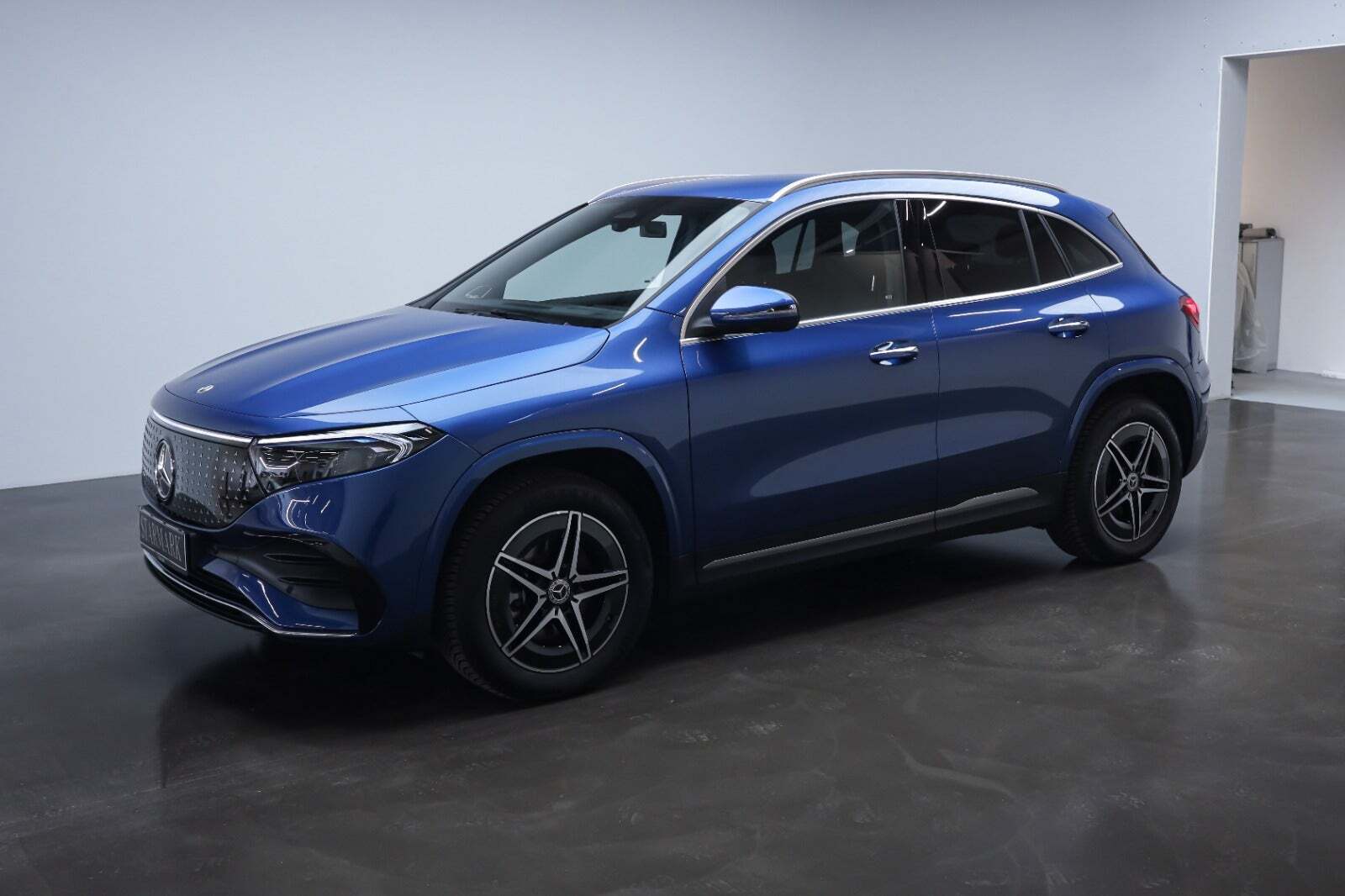 Blå Mercedes EQA350 fra 2024
