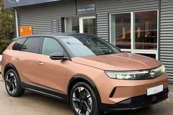 Gul Opel Grandland-e fra 2024 set udefra