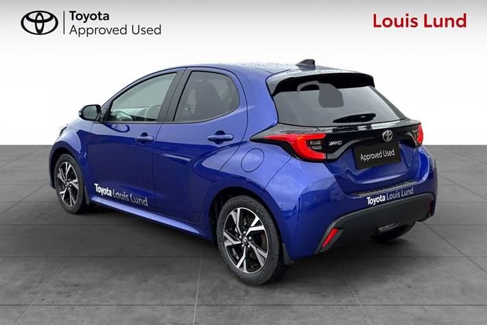 Blå Toyota Yaris fra 2025