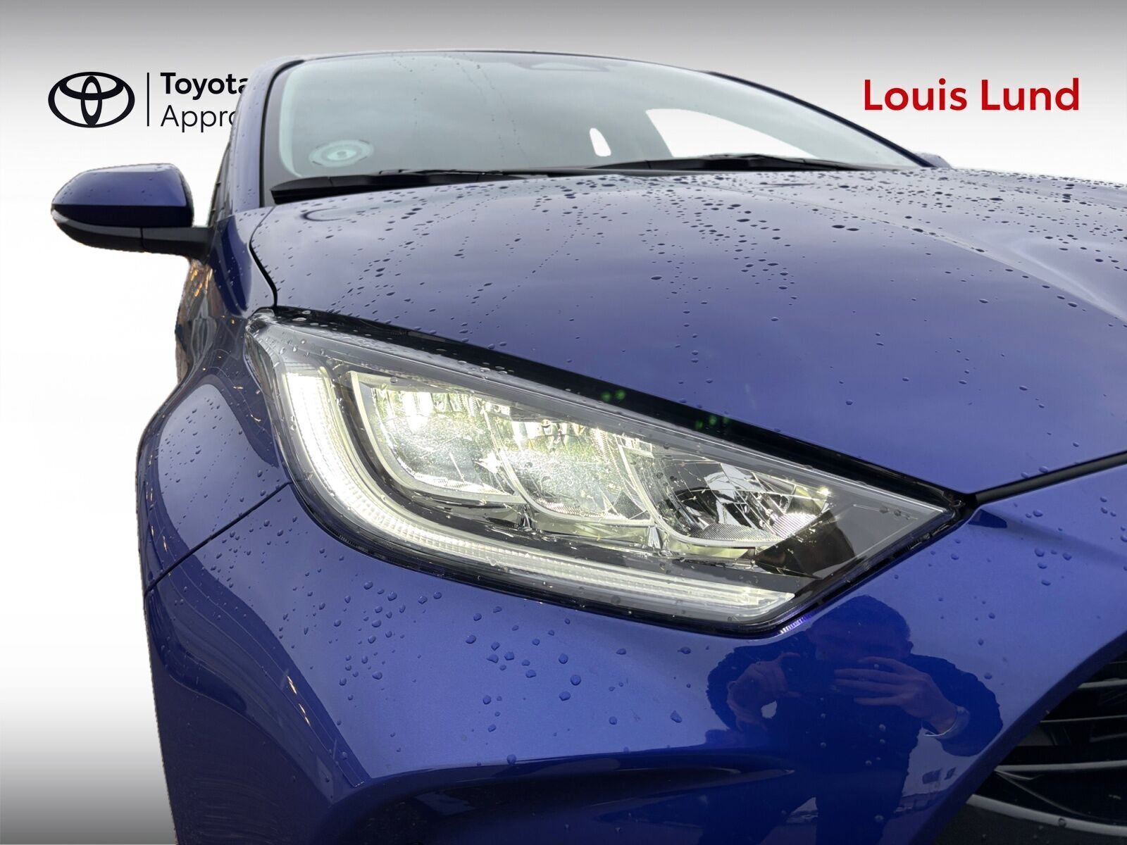 Blå Toyota Yaris fra 2025