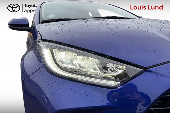 Blå Toyota Yaris fra 2025
