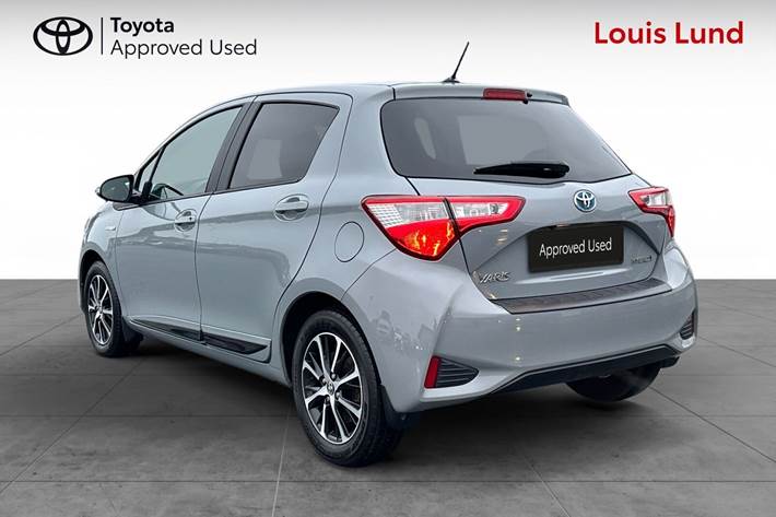 Grå Toyota Yaris fra 2018