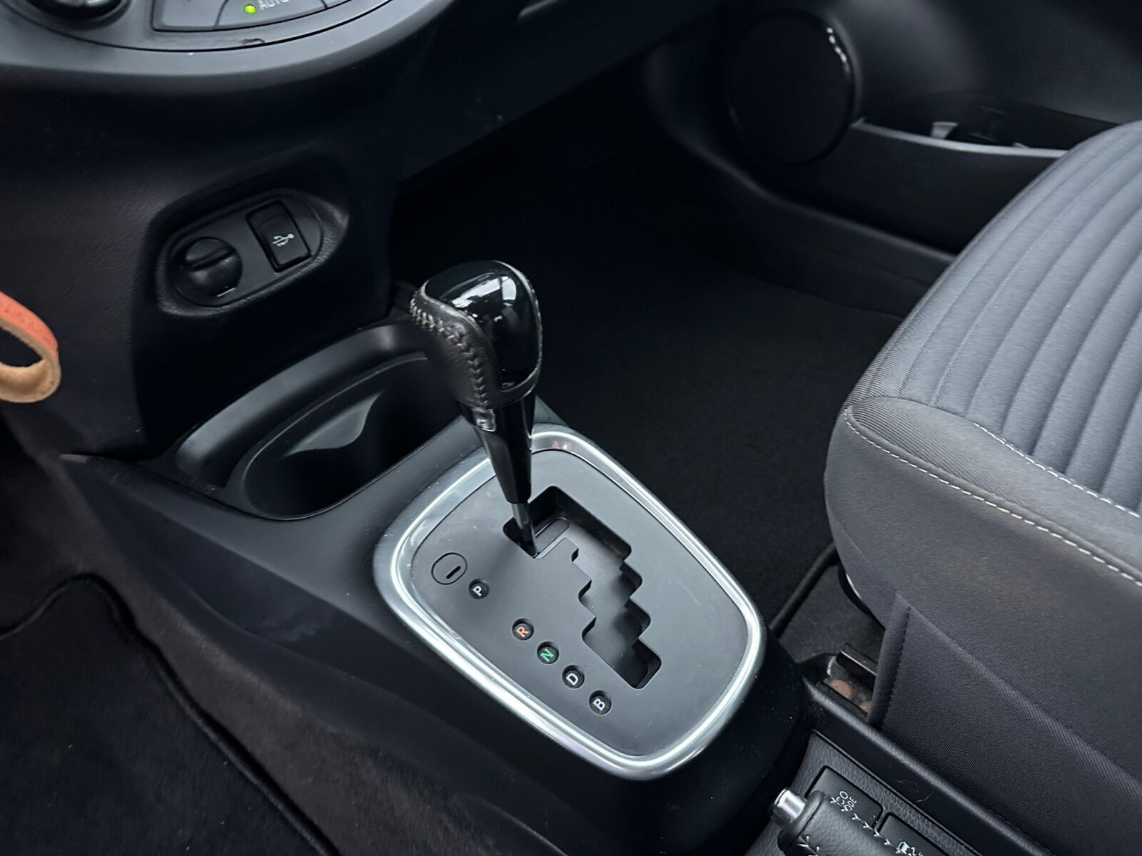 Grå Toyota Yaris fra 2018