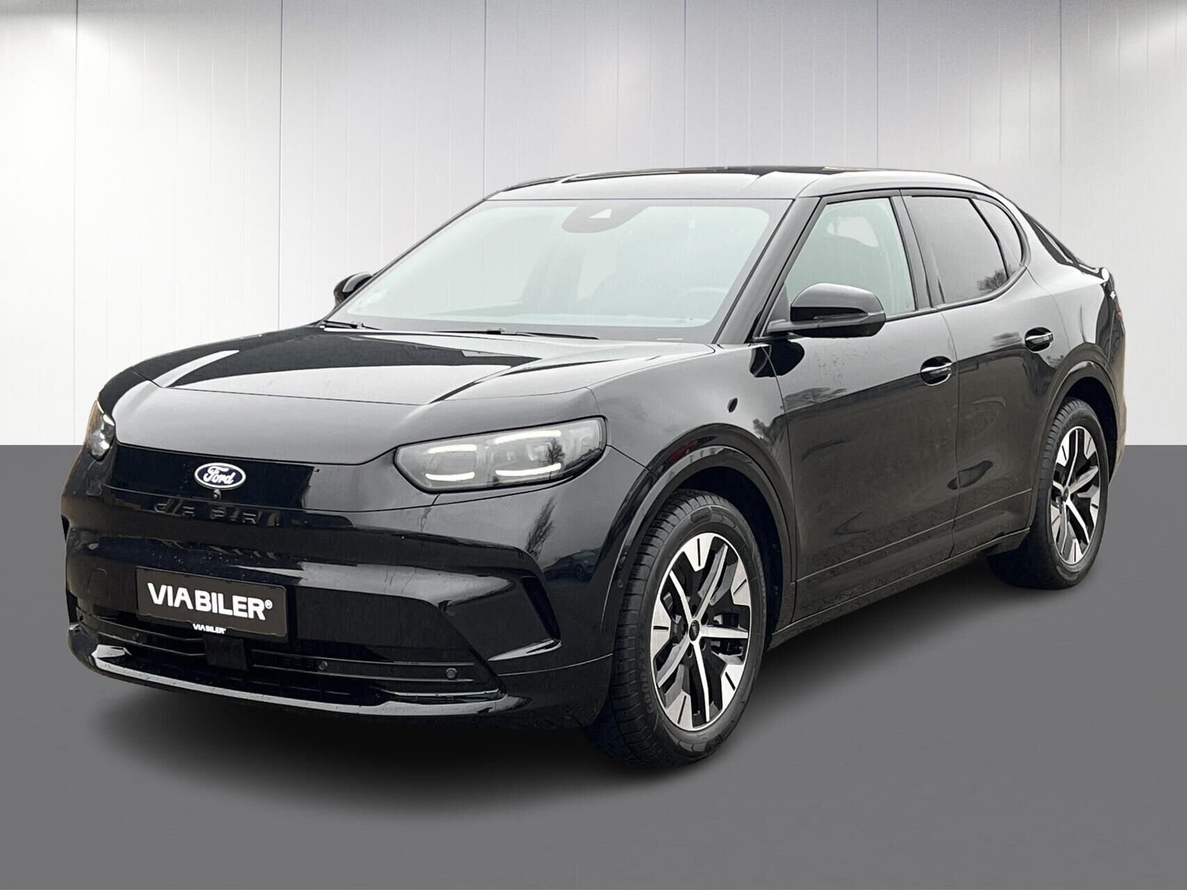 Sort Ford Capri fra 2025 set udefra