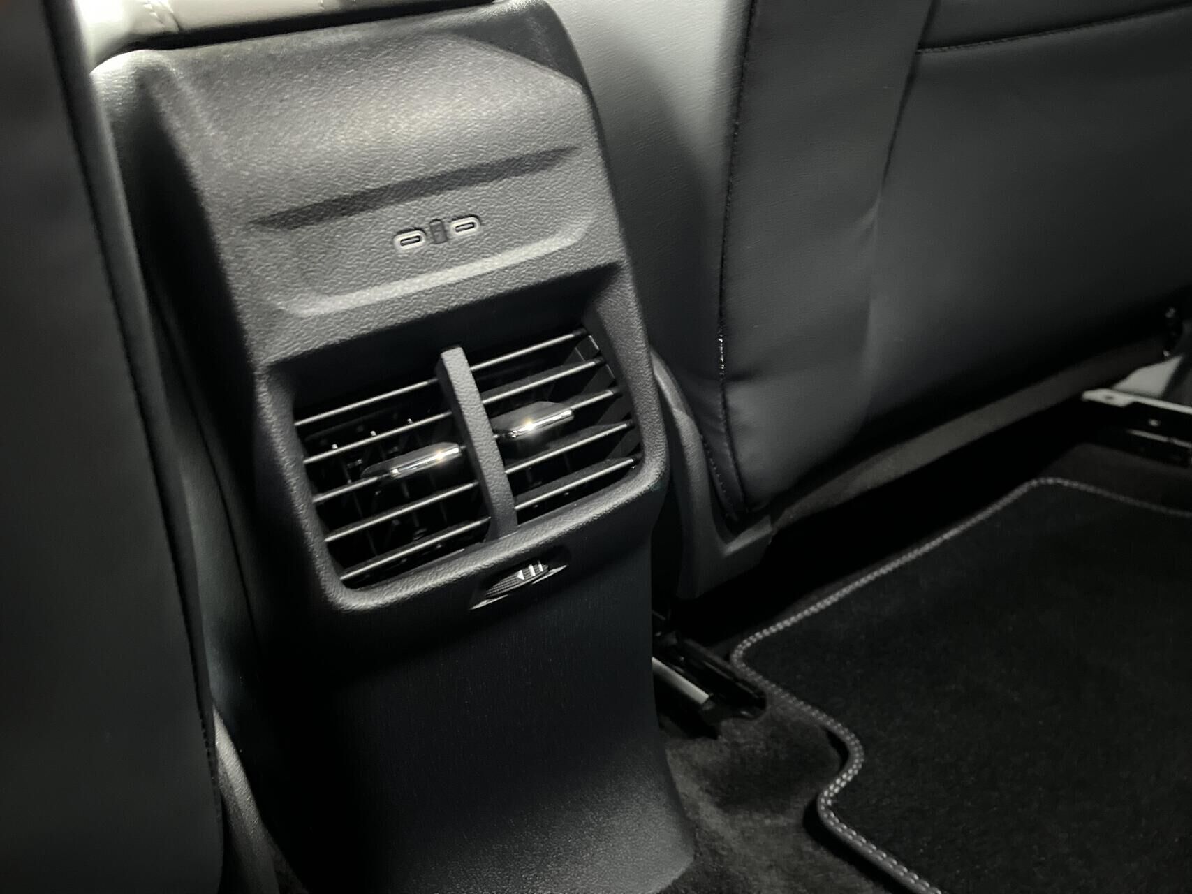 Sort Ford Capri fra 2025