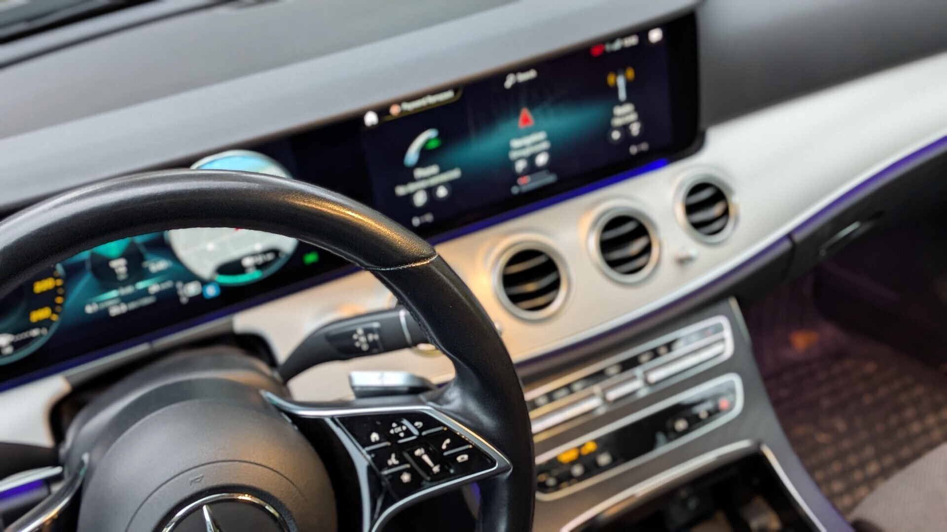 Grå Mercedes E300 e fra 2021