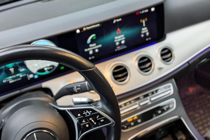 Grå Mercedes E300 e fra 2021