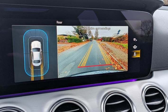 Grå Mercedes E300 e fra 2021