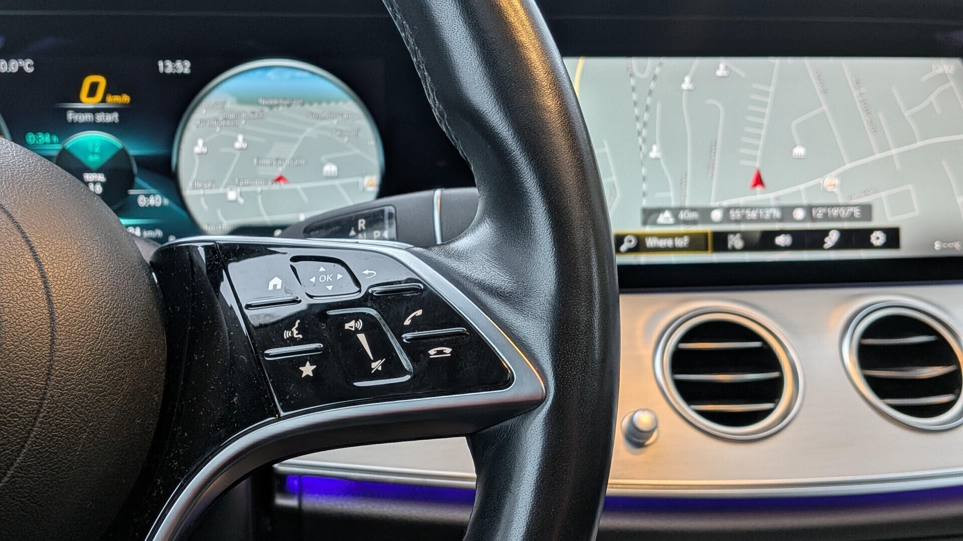 Grå Mercedes E300 e fra 2021