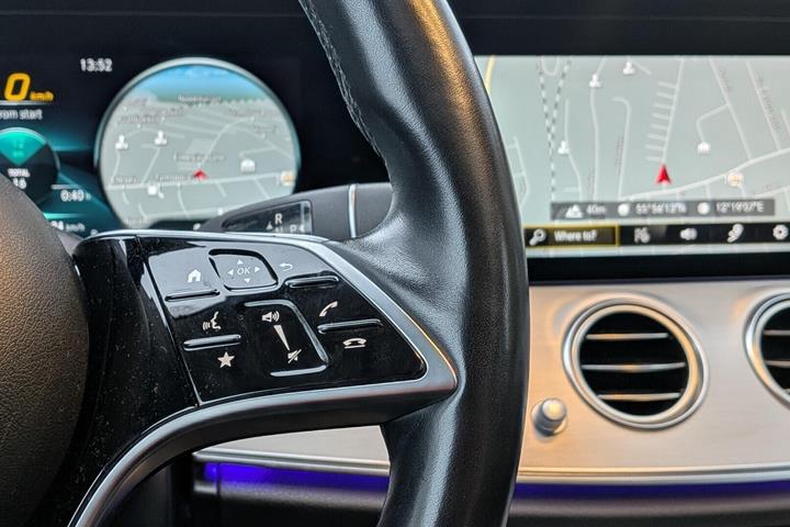 Grå Mercedes E300 e fra 2021