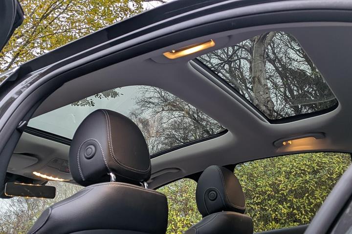 Grå Mercedes E300 e fra 2021