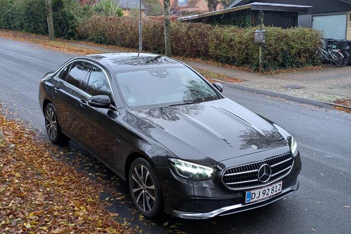 Grå Mercedes E300 e fra 2021