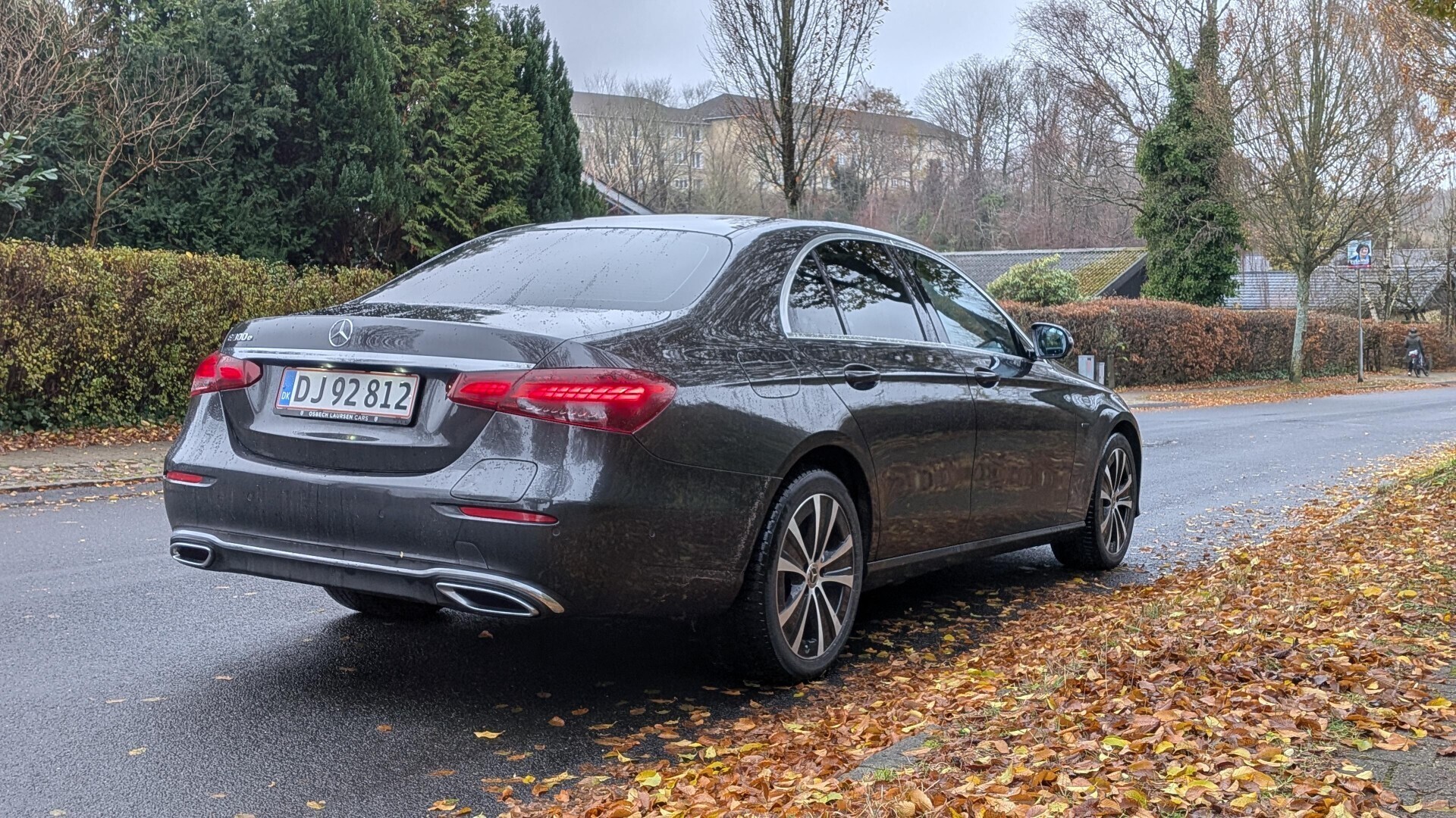 Grå Mercedes E300 e fra 2021