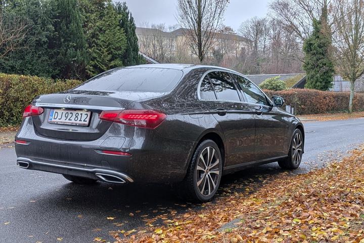 Grå Mercedes E300 e fra 2021
