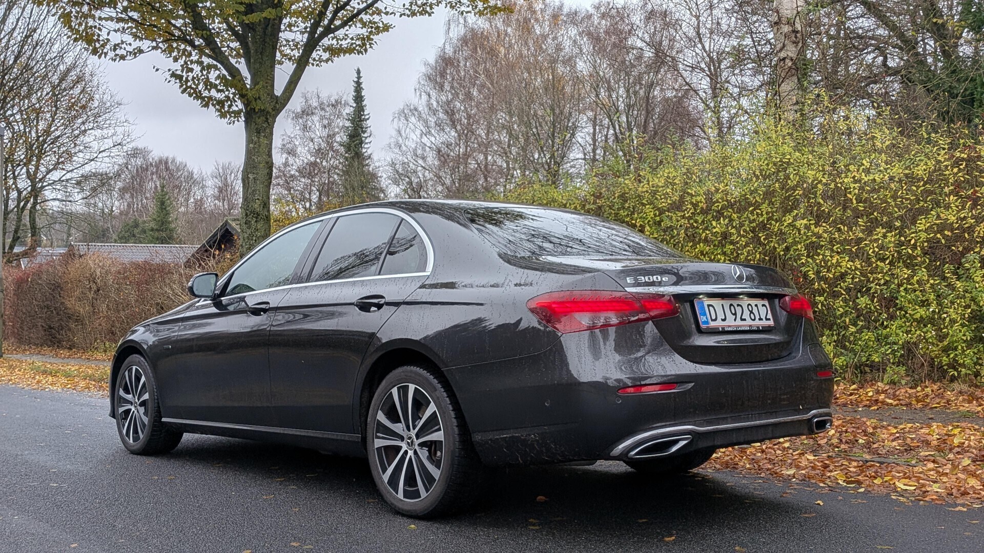 Grå Mercedes E300 e fra 2021