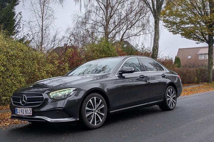 Grå Mercedes E300 e fra 2021