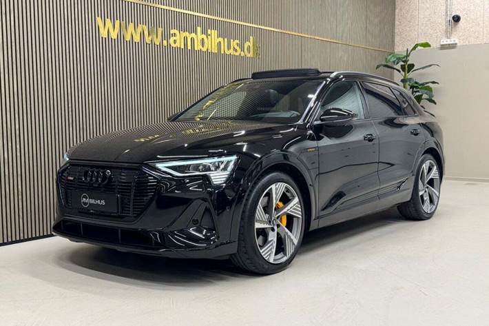 Sort Audi e-tron fra 2022 set udefra