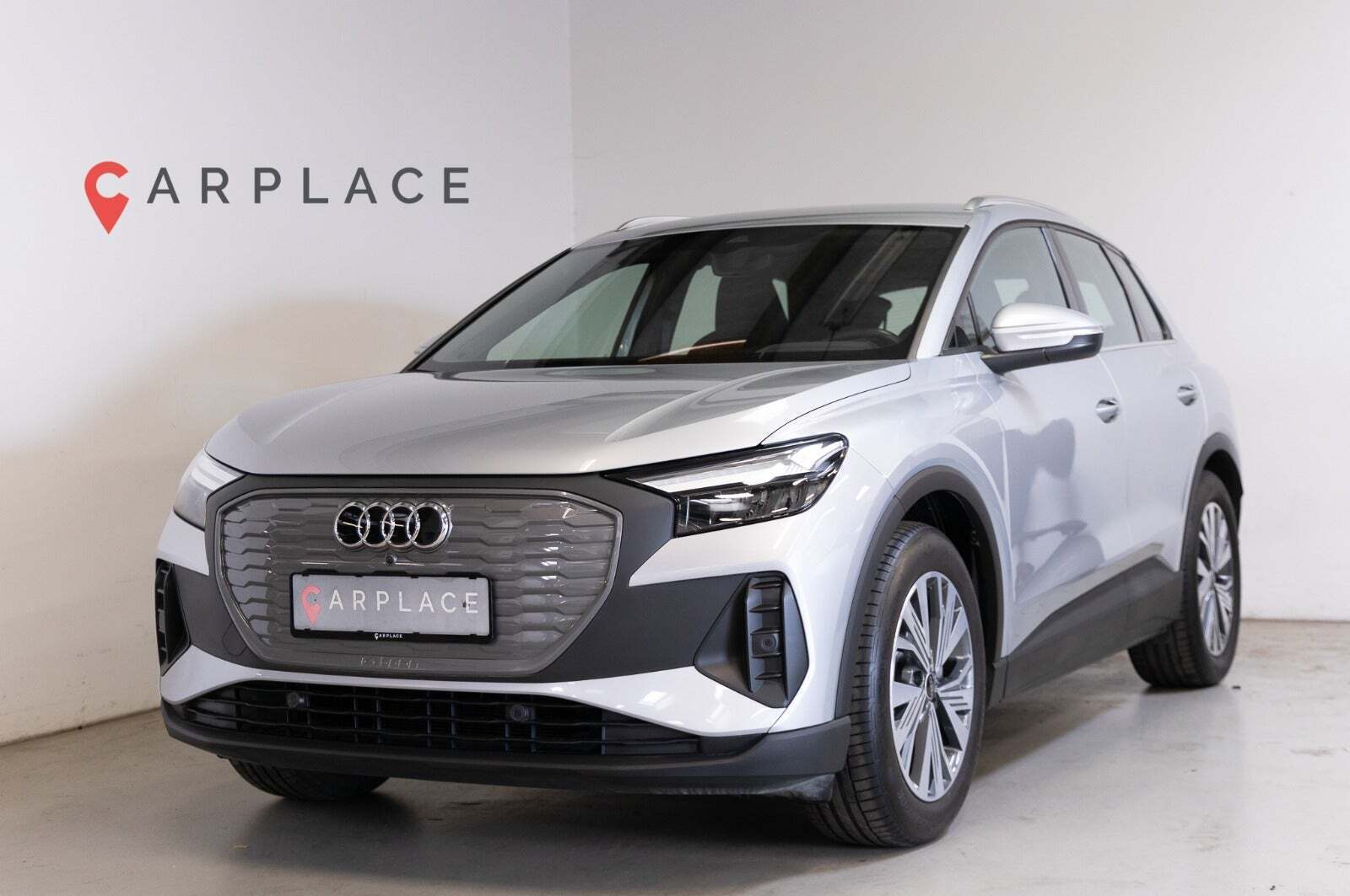 Sølv Audi Q4 e-tron fra 2024 set udefra