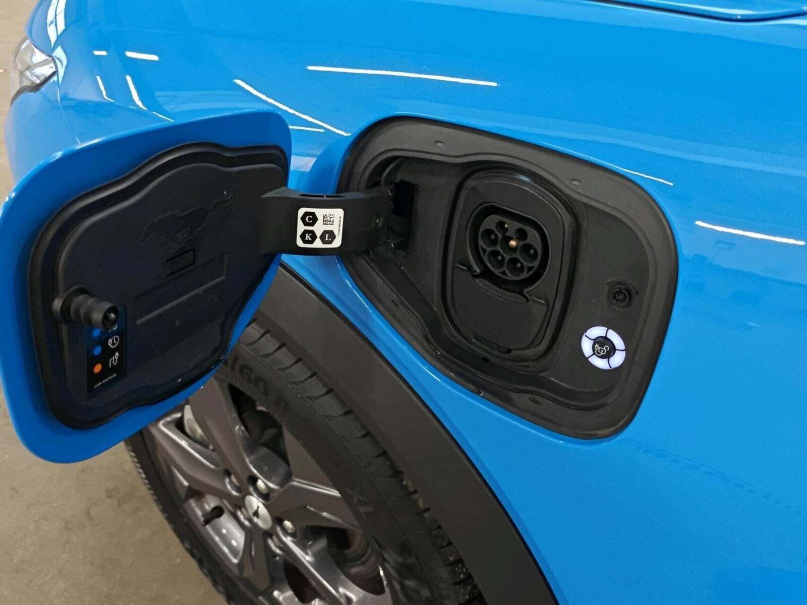 Blå Ford Mustang Mach-E fra 2023