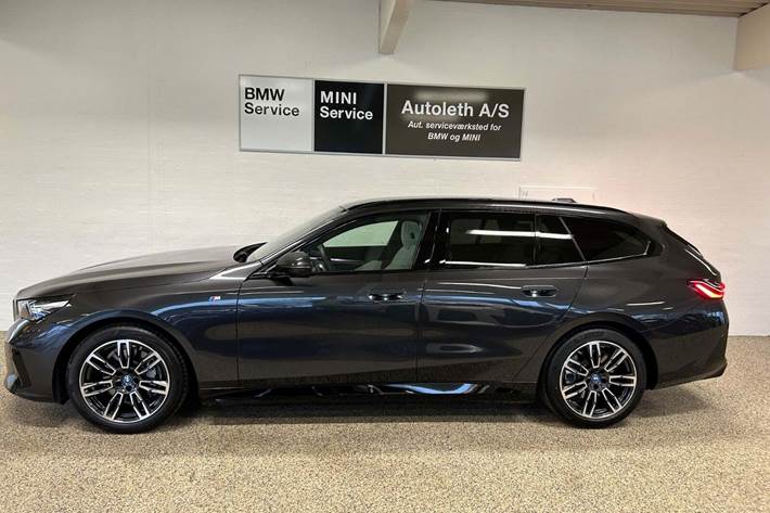 Grå BMW i5 fra 2024