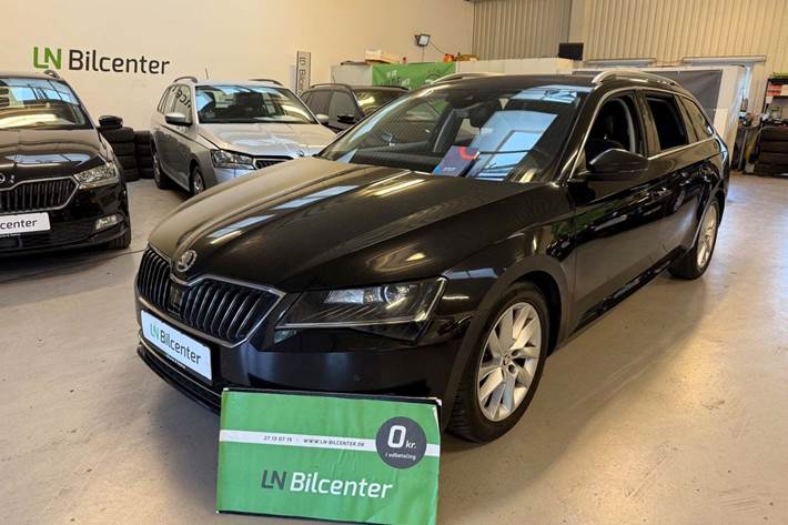 Sort Skoda Superb fra 2017 set udefra