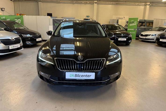 Sort Skoda Superb fra 2017