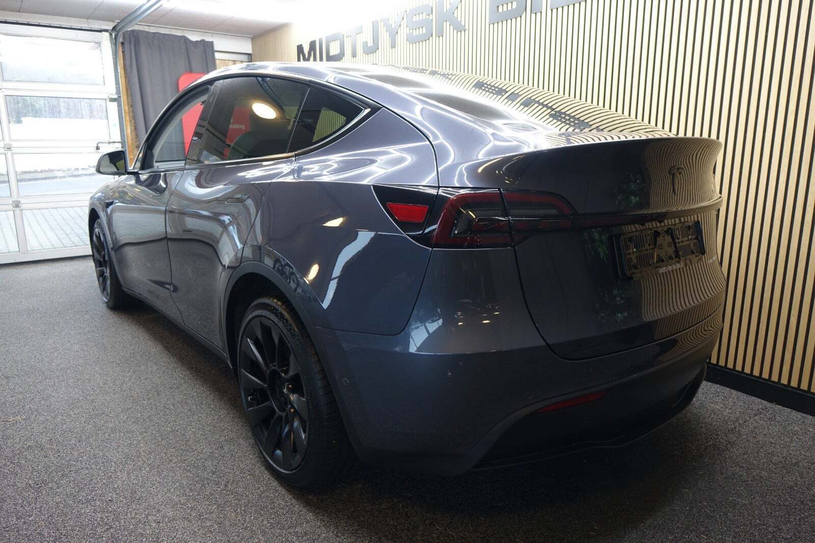 Grå Tesla Model Y fra 2021