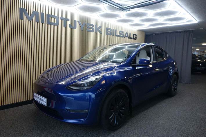 Blå Tesla Model Y fra 2022 set udefra
