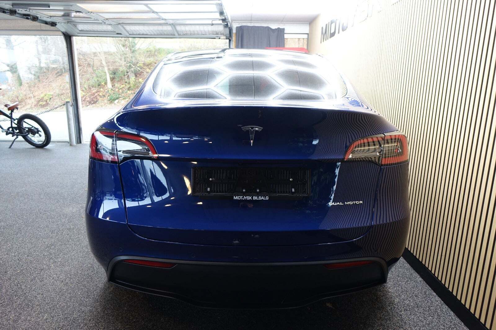 Blå Tesla Model Y fra 2022