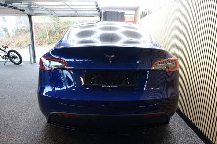 Blå Tesla Model Y fra 2022