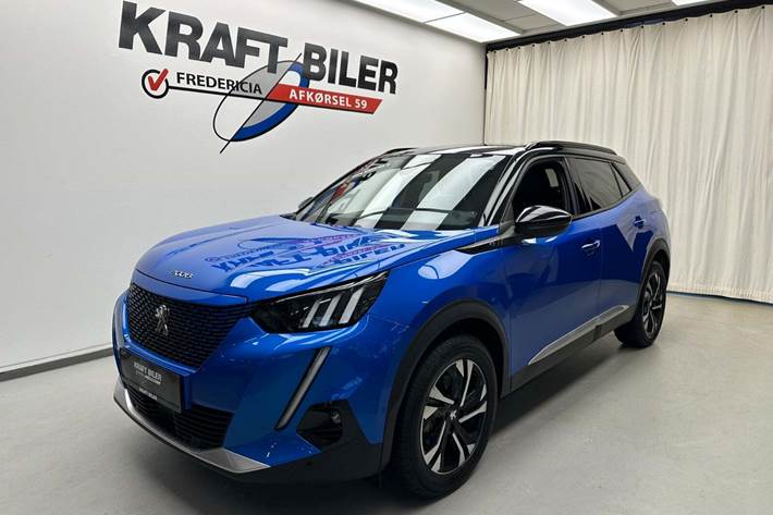 Blå Peugeot e-2008 fra 2022